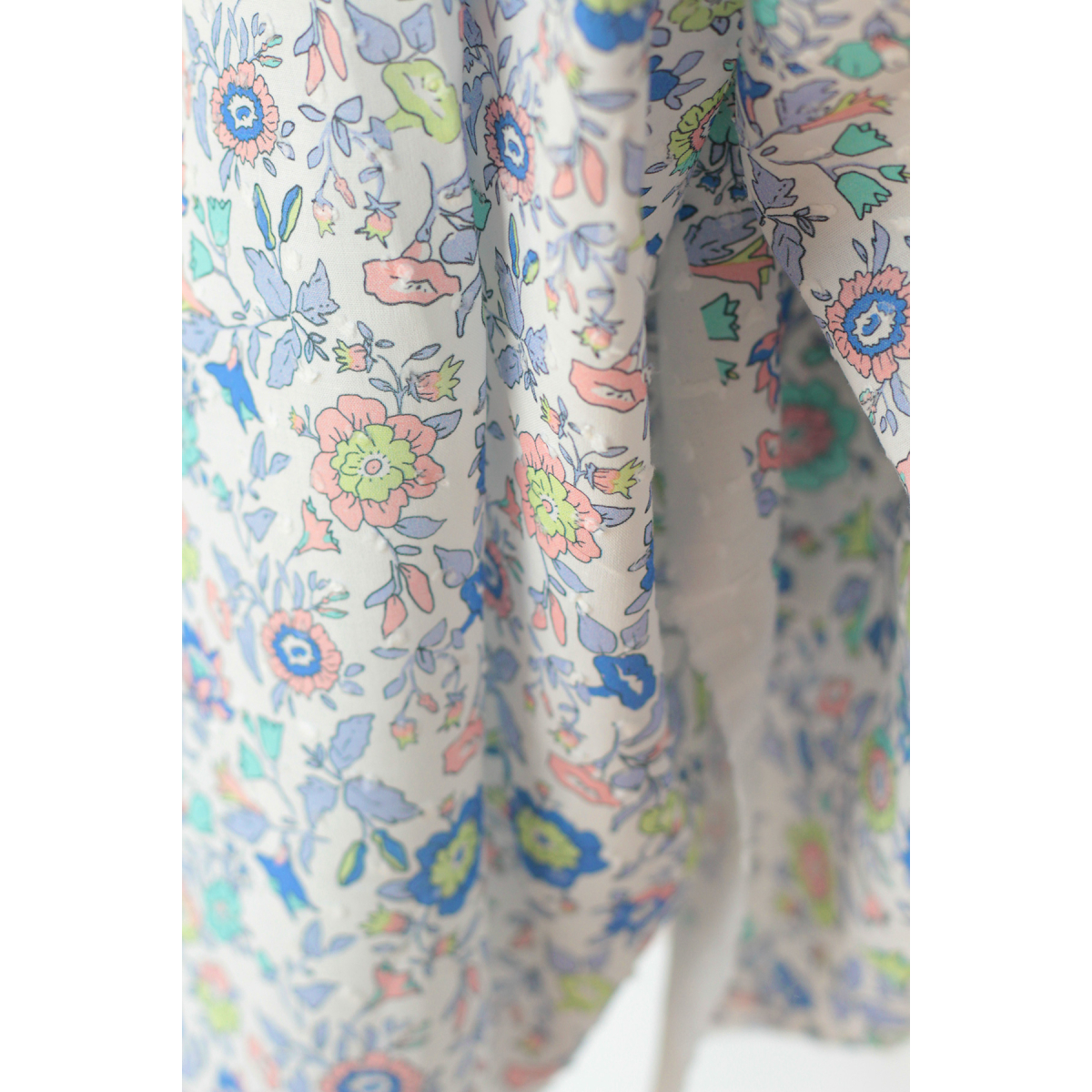 Léona - Plumetis de coton parme imprimé fleuri teintes bleues Tissus issus de l'agriculture biologique  - 6