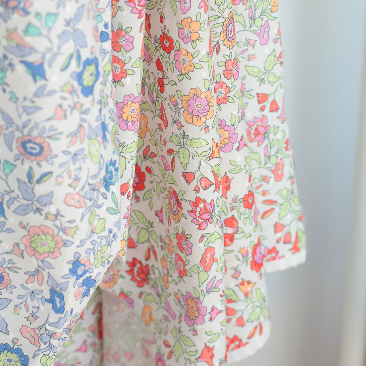 Léona - Plumetis de coton parme imprimé fleuri teintes bleues Tissus issus de l'agriculture biologique  - 7