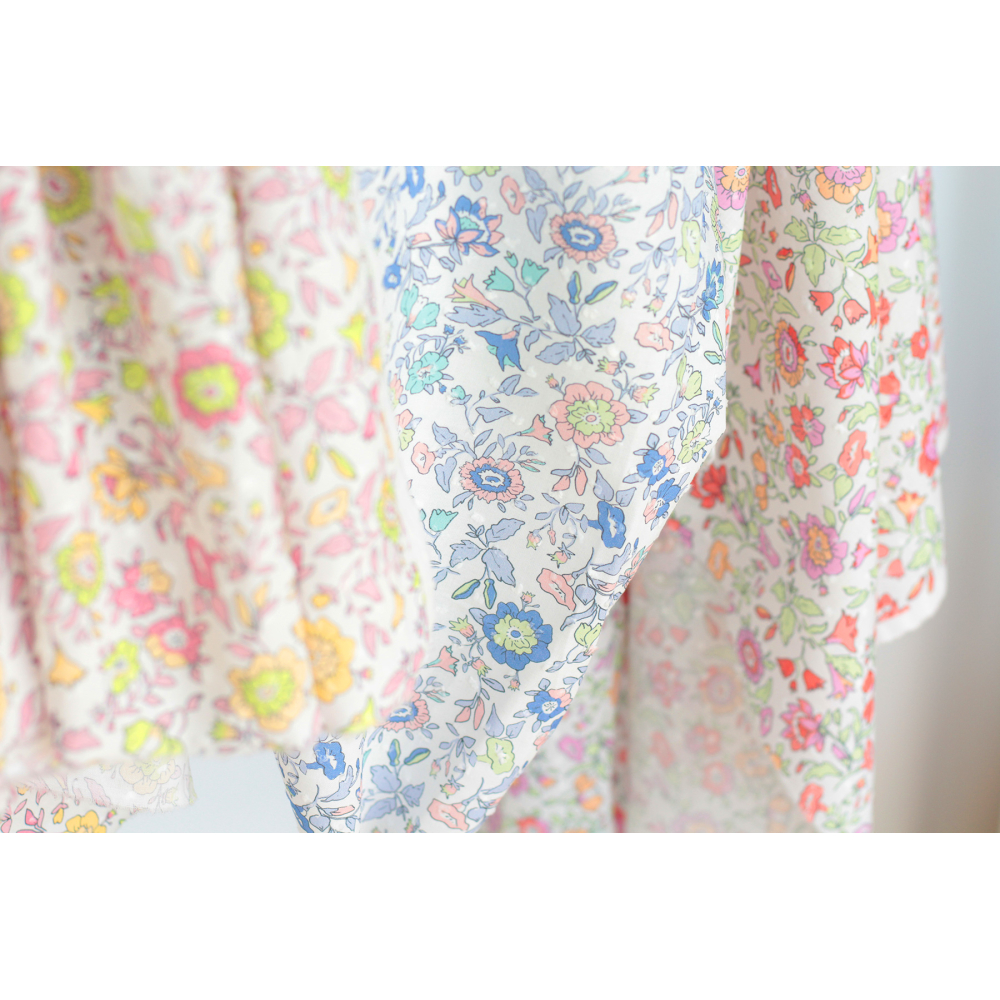 Léona - Plumetis de coton parme imprimé fleuri teintes bleues Tissus issus de l'agriculture biologique  - 8