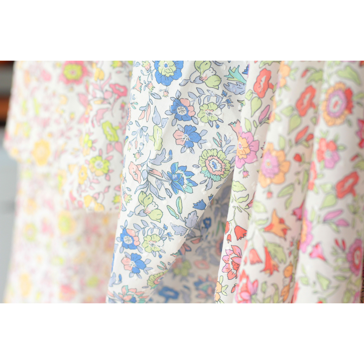 Léona - Plumetis de coton parme imprimé fleuri teintes bleues Tissus issus de l'agriculture biologique  - 9