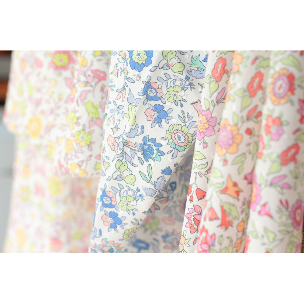 Léona - Plumetis de coton parme imprimé fleuri teintes bleues Tissus issus de l'agriculture biologique  - 9