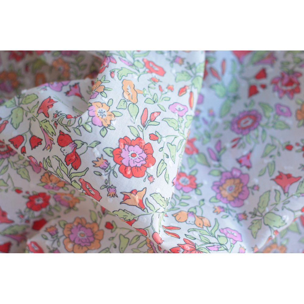 Léona - Plumetis de coton parme imprimé fleuri rouge orangé Tissus issus de l'agriculture biologique  - 3