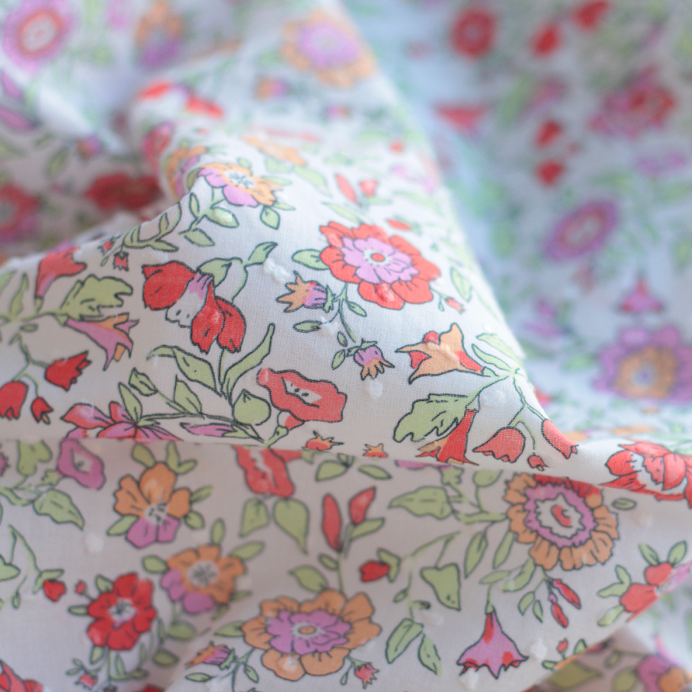 Léona - Plumetis de coton parme imprimé fleuri rouge orangé Tissus issus de l'agriculture biologique  - 1