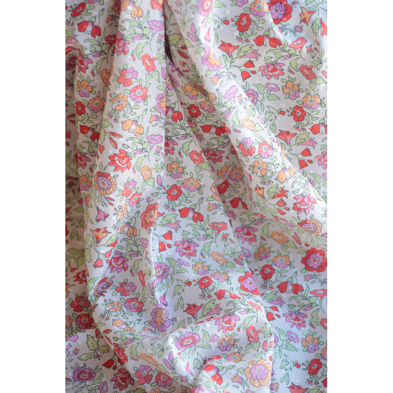 Léona - Plumetis de coton parme imprimé fleuri rouge orangé Tissus issus de l'agriculture biologique  - 5