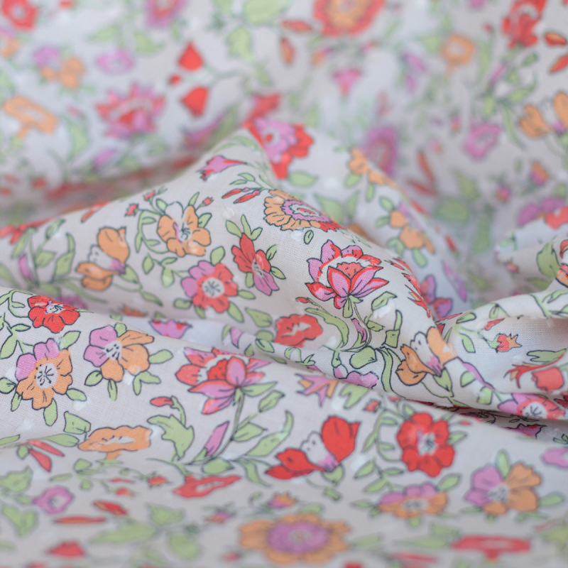 Léona - Plumetis de coton parme imprimé fleuri rouge orangé Tissus issus de l'agriculture biologique  - 6