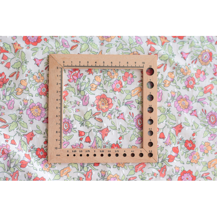 Léona - Plumetis de coton parme imprimé fleuri rouge orangé Tissus issus de l'agriculture biologique  - 10