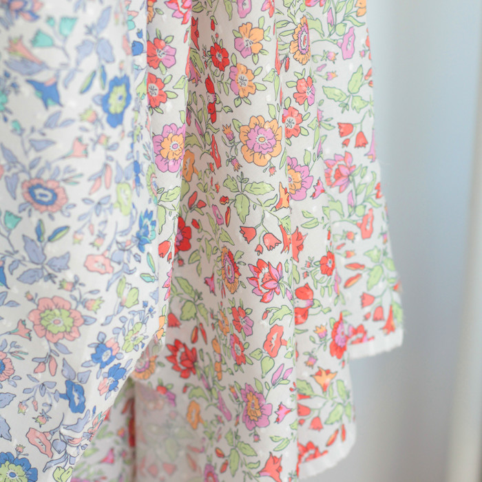 Léona - Plumetis de coton parme imprimé fleuri rouge orangé Tissus issus de l'agriculture biologique  - 2