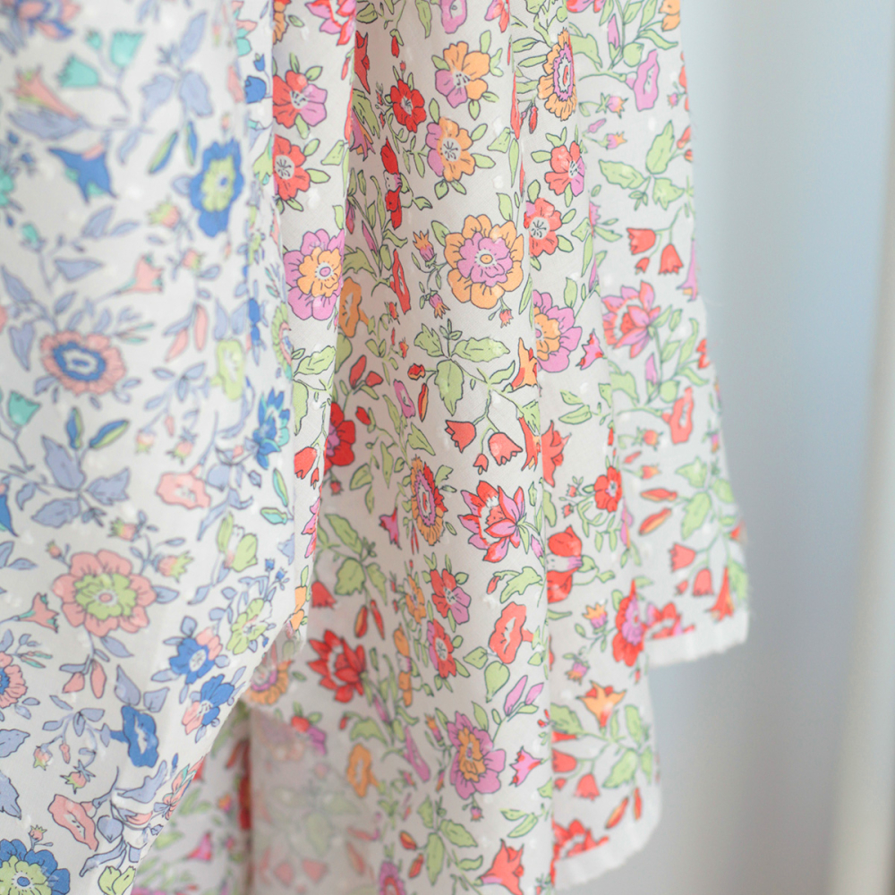 Léona - Plumetis de coton parme imprimé fleuri rouge orangé Tissus issus de l'agriculture biologique  - 2