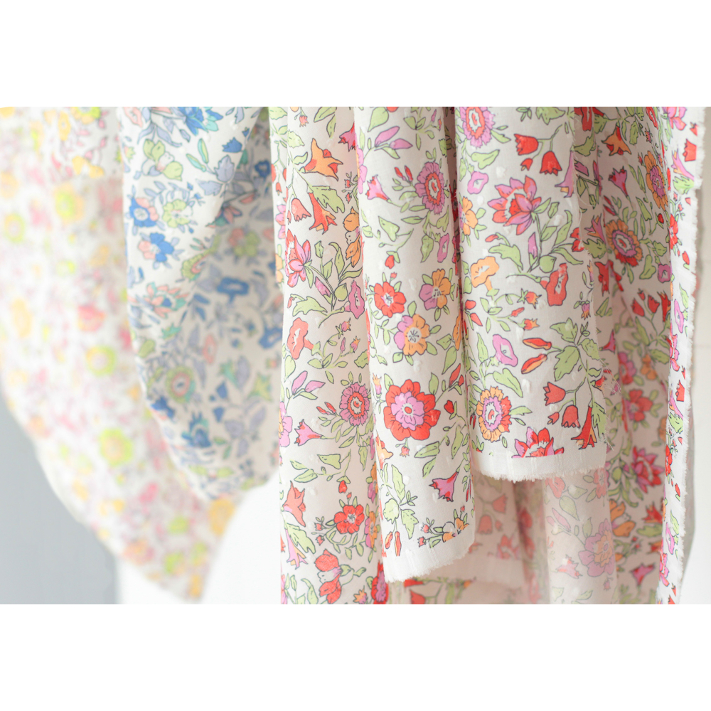 Léona - Plumetis de coton parme imprimé fleuri rouge orangé Tissus issus de l'agriculture biologique  - 13