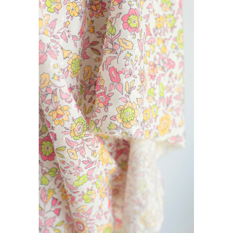 Léona - Plumetis de coton parme imprimé fleuri rose et lime Tissus issus de l'agriculture biologique  - 2