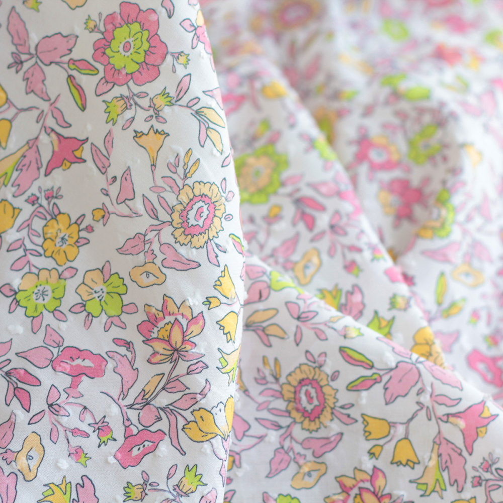 Léona - Plumetis de coton parme imprimé fleuri rose et lime Tissus issus de l'agriculture biologique  - 1