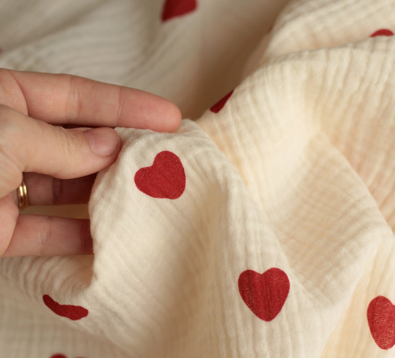 Manou - Double gaze de coton BIO exclusif écru à motif coeurs Tissus issus de l'agriculture biologique  - 2