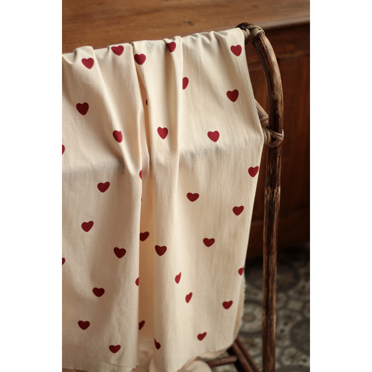 Manou - Coton lavé bio coloris vanille motif coeurs rouges Batikou - 6 Manou - Coton lavé bio coloris vanille motif coeurs rouges Batikou - 6