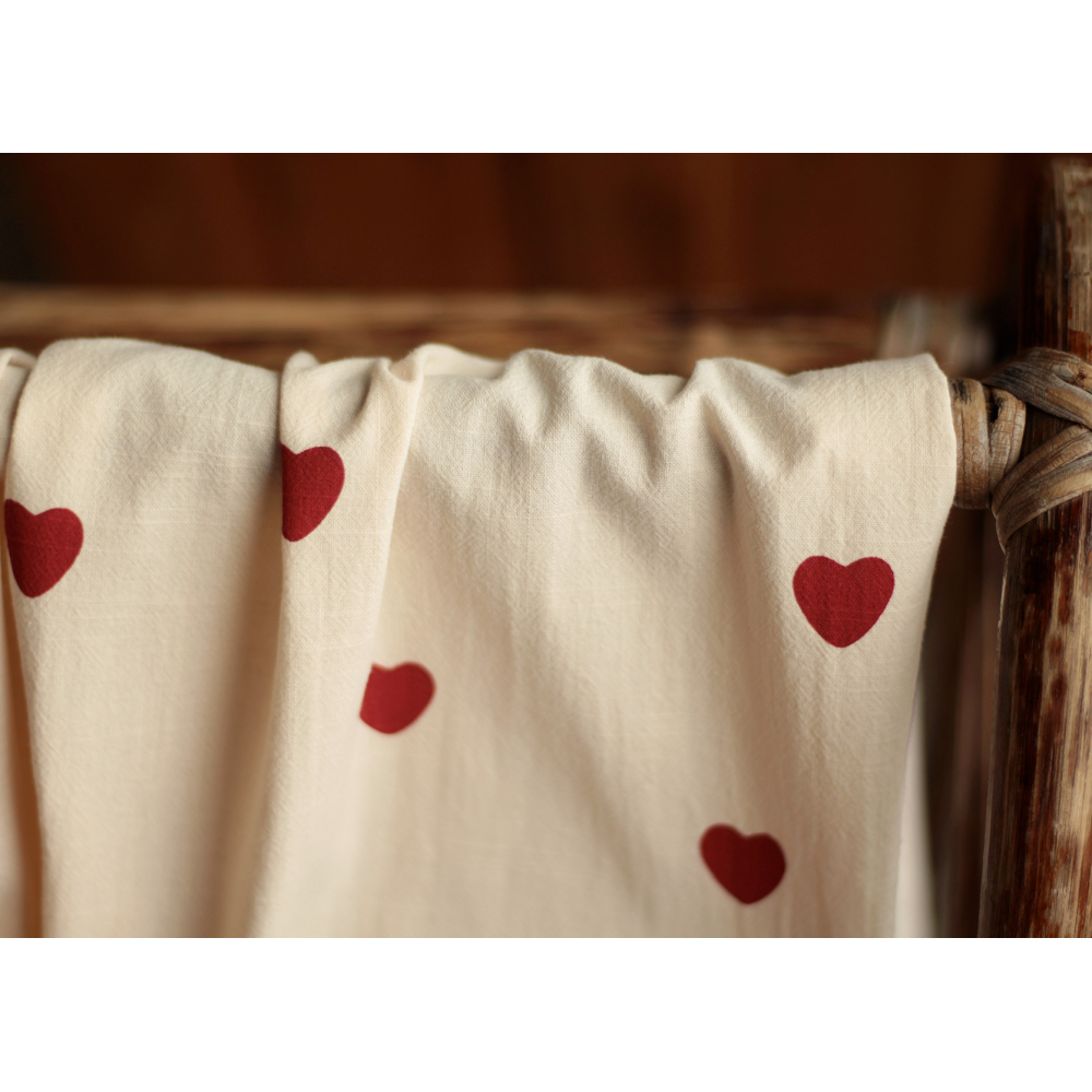 Manou - Coton lavé bio coloris vanille motif coeurs rouges Batikou - 7