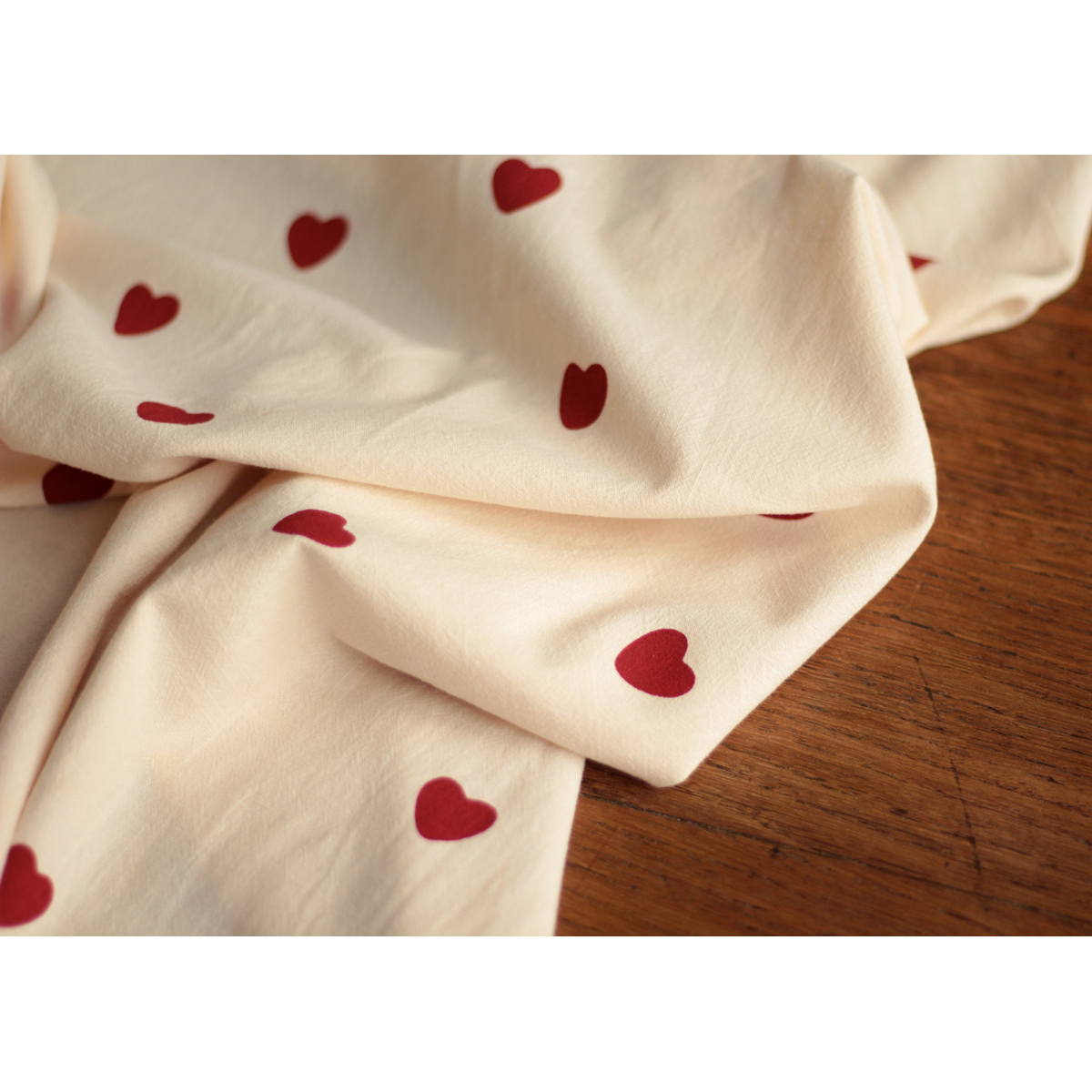 Manou - Coton lavé bio coloris vanille motif coeurs rouges Batikou - 12 Manou - Coton lavé bio coloris vanille motif coeurs rouges Batikou - 12