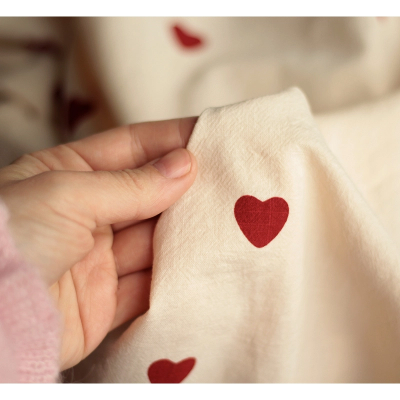 Manou - Coton lavé bio coloris vanille motif coeurs rouges Batikou - 17