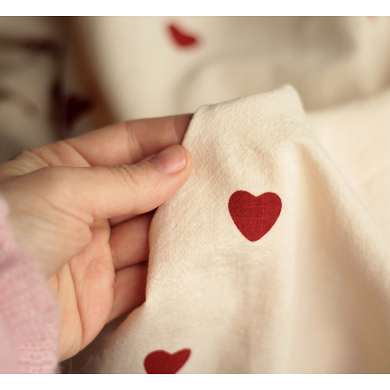 Manou - Coton lavé bio coloris vanille motif coeurs rouges Batikou - 17