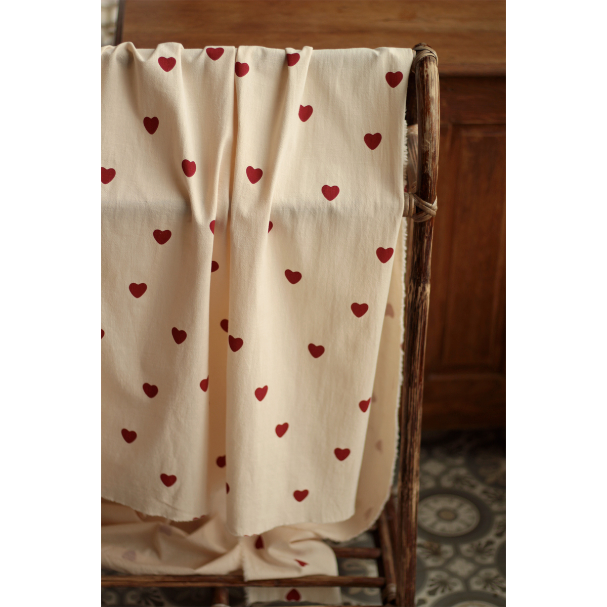 Manou - Coton lavé bio coloris vanille motif coeurs rouges Batikou - 23 Manou - Coton lavé bio coloris vanille motif coeurs rouges Batikou - 23
