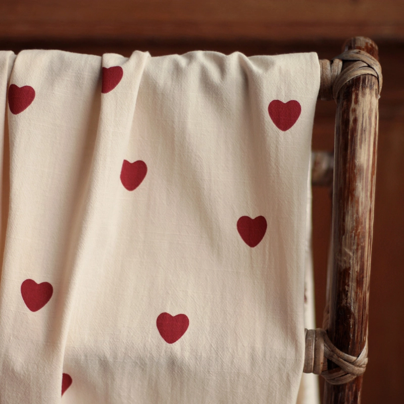 Manou - Coton lavé bio coloris vanille motif coeurs rouges Batikou - 25