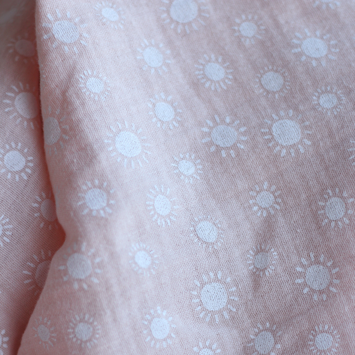 Solea - Double gaze de coton coloris fond rose nude motif soleil Solea - Double gaze de coton coloris fond rose nude motif soleil