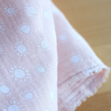 Solea - Double gaze de coton coloris fond rose nude motif soleil Solea - Double gaze de coton coloris fond rose nude motif soleil