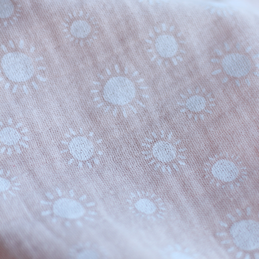 Solea - Double gaze de coton coloris fond rose nude motif soleil