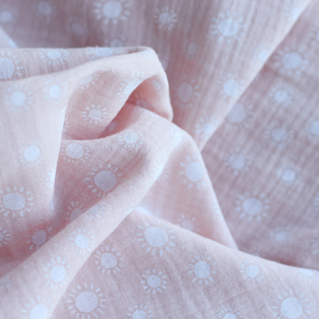 Solea - Double gaze de coton coloris fond rose nude motif soleil Solea - Double gaze de coton coloris fond rose nude motif soleil