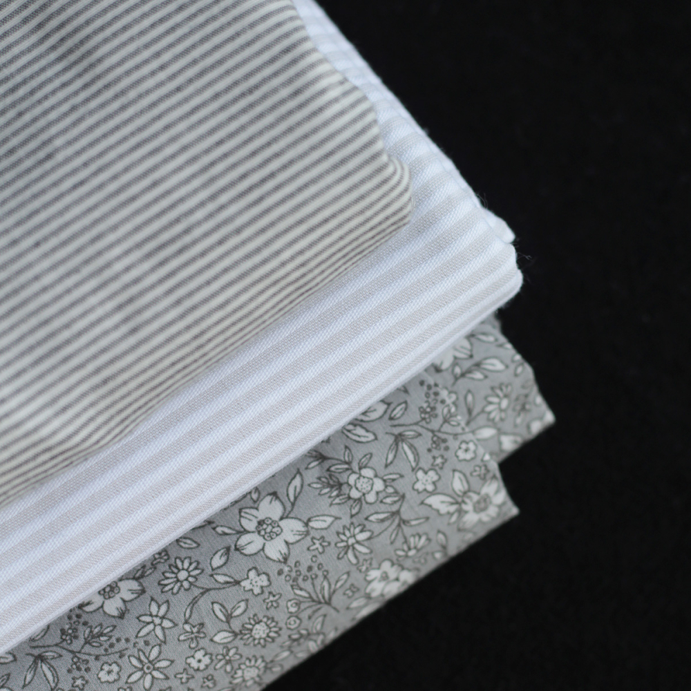 Carmen - Batiste de coton bio SILKYNE à imprimé fleuri fond gris