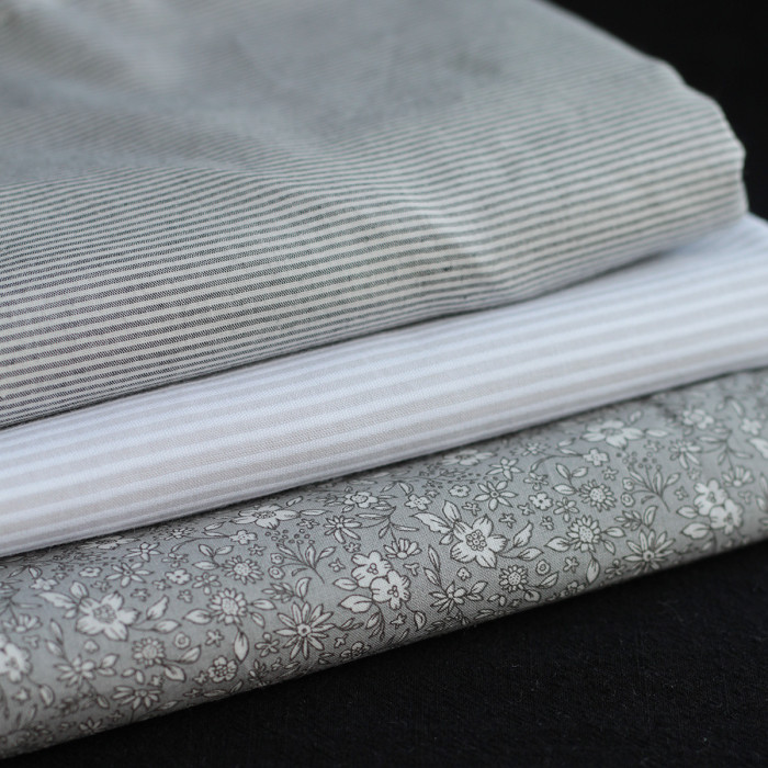 Carmen - Batiste de coton bio SILKYNE à imprimé fleuri fond gris