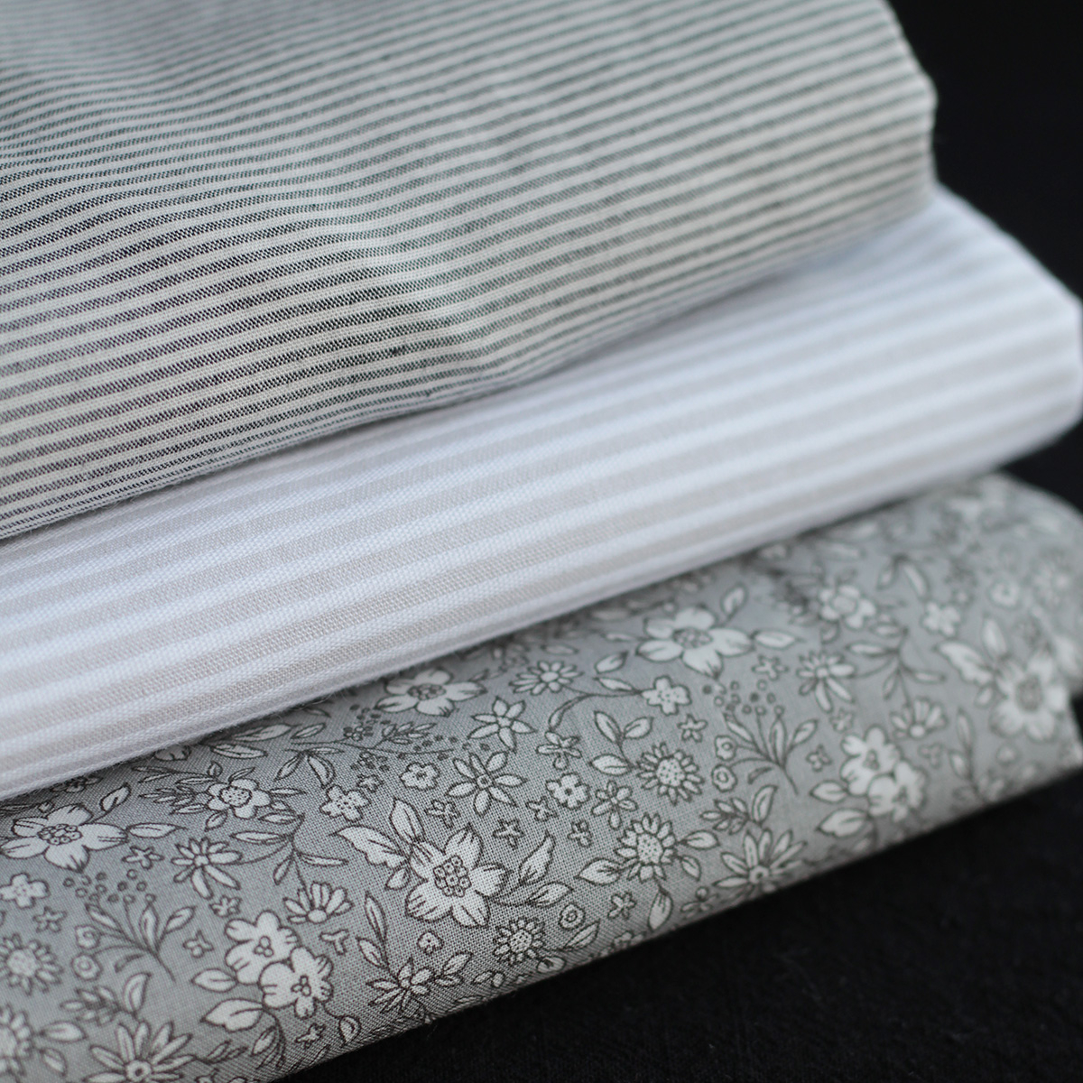 Carmen - Batiste de coton bio SILKYNE à imprimé fleuri fond gris Carmen - Batiste de coton bio SILKYNE à imprimé fleuri fond gris