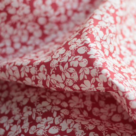 Deva - Batiste de coton douce à imprimé fraises fond rouge Deva - Batiste de coton douce à imprimé fraises fond rouge