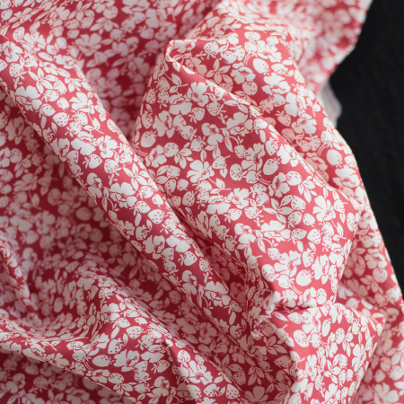 Deva - Batiste de coton douce à imprimé fraises fond rouge Deva - Batiste de coton douce à imprimé fraises fond rouge