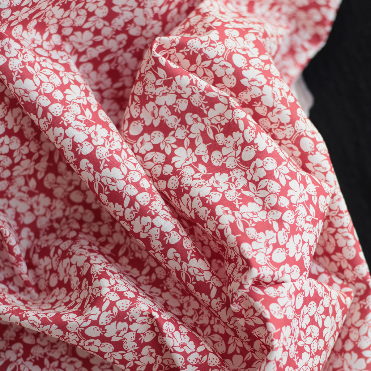 Deva - Batiste de coton douce à imprimé fraises fond rouge Deva - Batiste de coton douce à imprimé fraises fond rouge