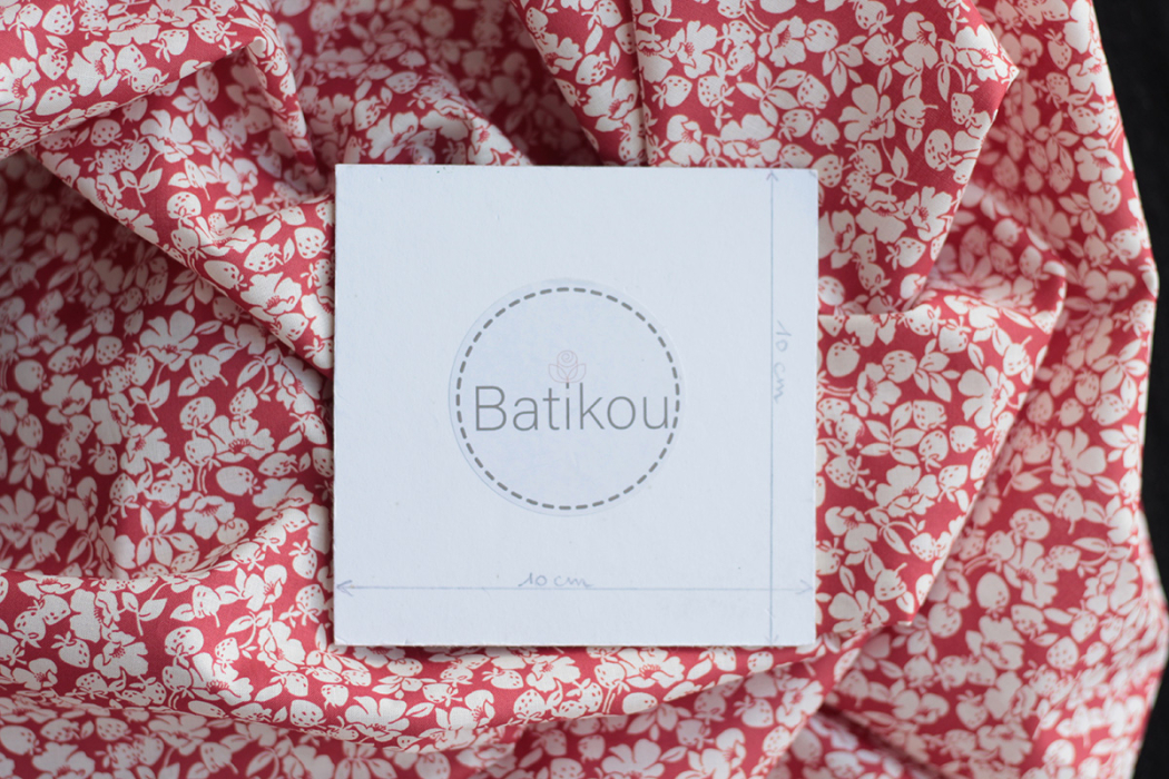 Deva - Batiste de coton douce à imprimé fraises fond rouge