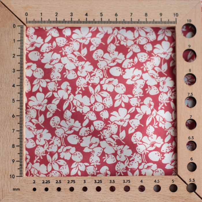 Deva - Batiste de coton douce à imprimé fraises fond rouge