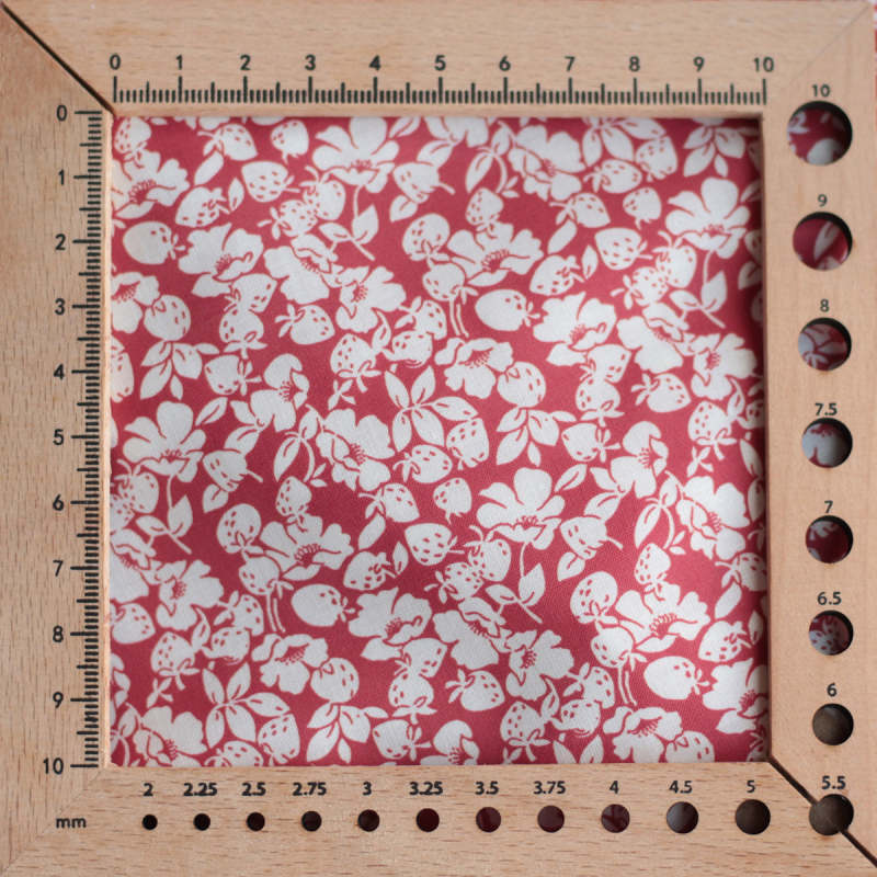 Deva - Batiste de coton douce à imprimé fraises fond rouge