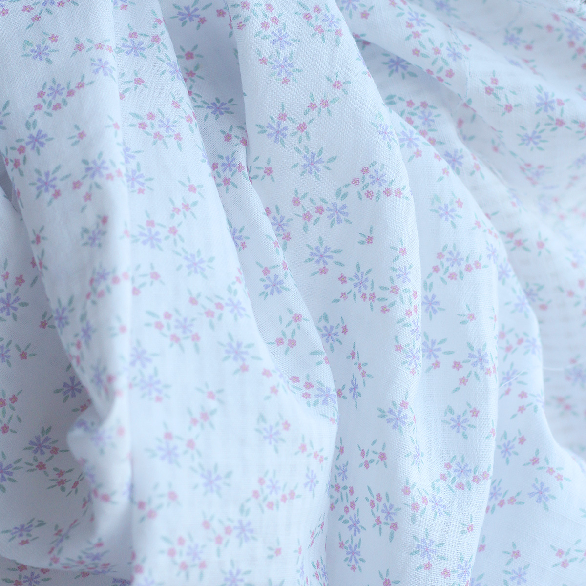 copy of Priscille - Seersucker / Coton gaufré doux fond blanc motif fleuri bleu copy of Priscille - Seersucker / Coton gaufré doux fond blanc motif fleuri bleu