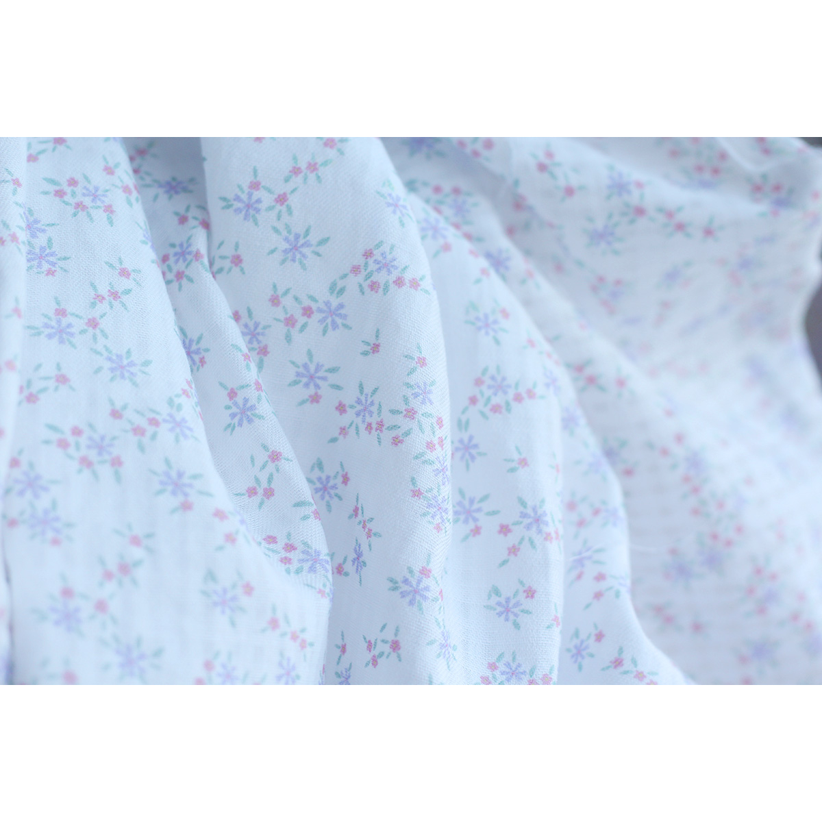 copy of Priscille - Seersucker / Coton gaufré doux fond blanc motif fleuri bleu copy of Priscille - Seersucker / Coton gaufré doux fond blanc motif fleuri bleu