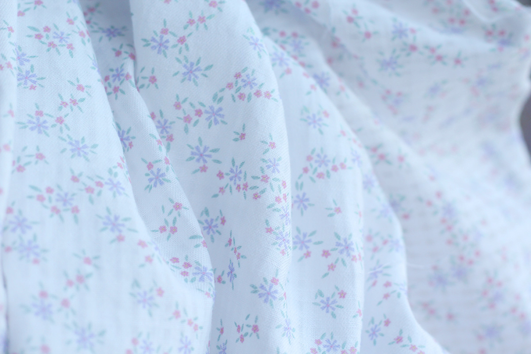 copy of Priscille - Seersucker / Coton gaufré doux fond blanc motif fleuri bleu