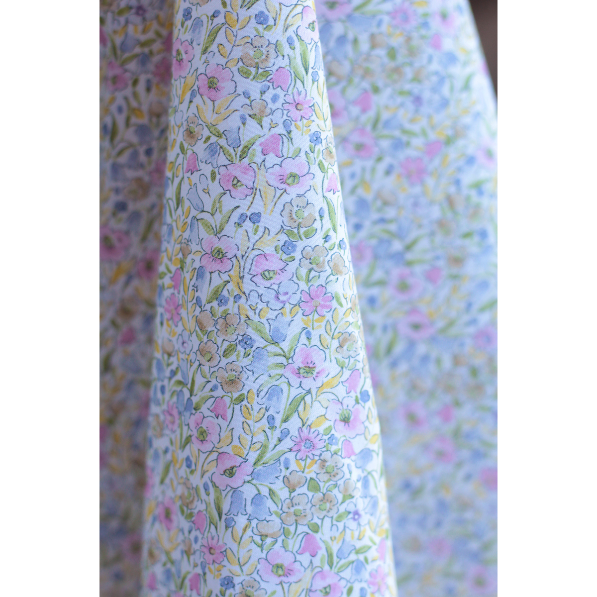 copy of Selma - Batiste de coton bio SILKYNE à imprimé fleuri rose et violet copy of Selma - Batiste de coton bio SILKYNE à imprimé fleuri rose et violet