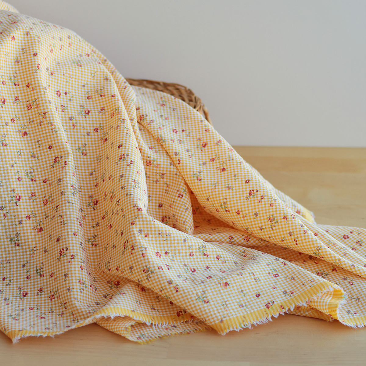 copy of Adelaïde - Seersucker / Coton gaufré vichy mini 2mm vert amande à motif fleuri