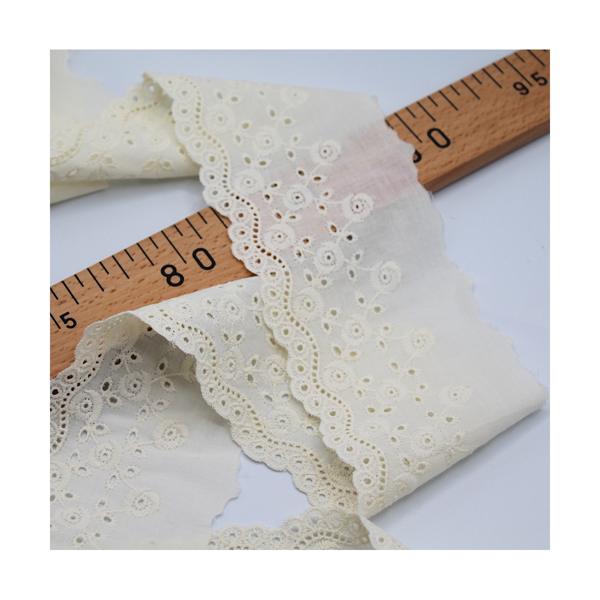 Galon coton broderie anglaise brodé 75mm x 1m écru Galon coton broderie anglaise brodé 75mm x 1m écru