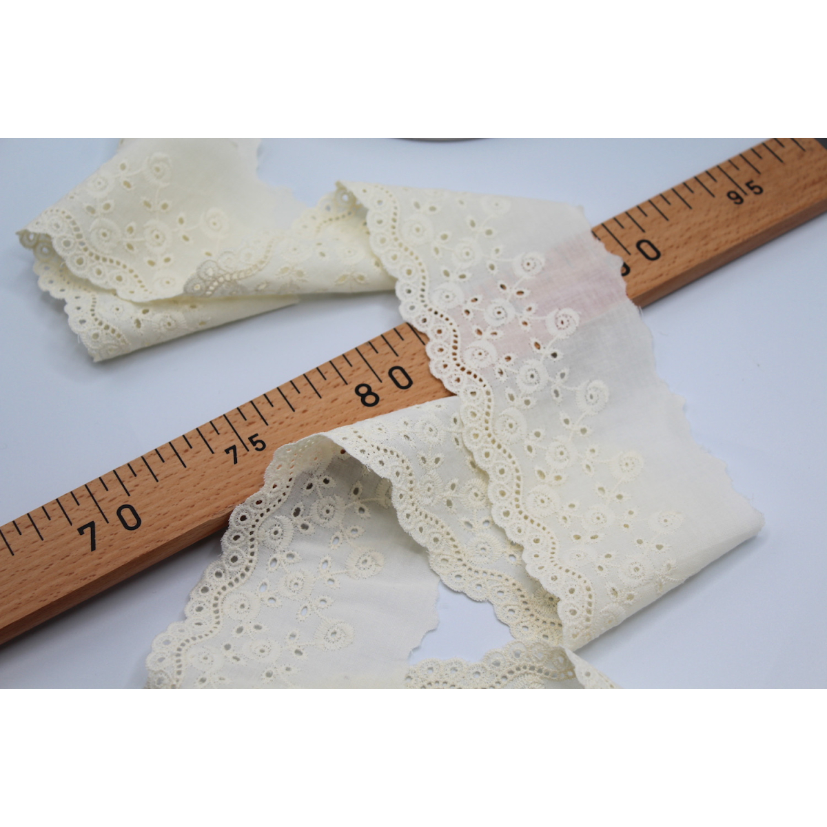 Galon coton broderie anglaise brodé 75mm x 1m écru Galon coton broderie anglaise brodé 75mm x 1m écru