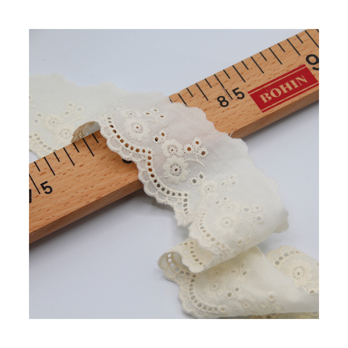 Galon coton broderie anglaise brodé écru 45mm x 1m Galon coton broderie anglaise brodé écru 45mm x 1m