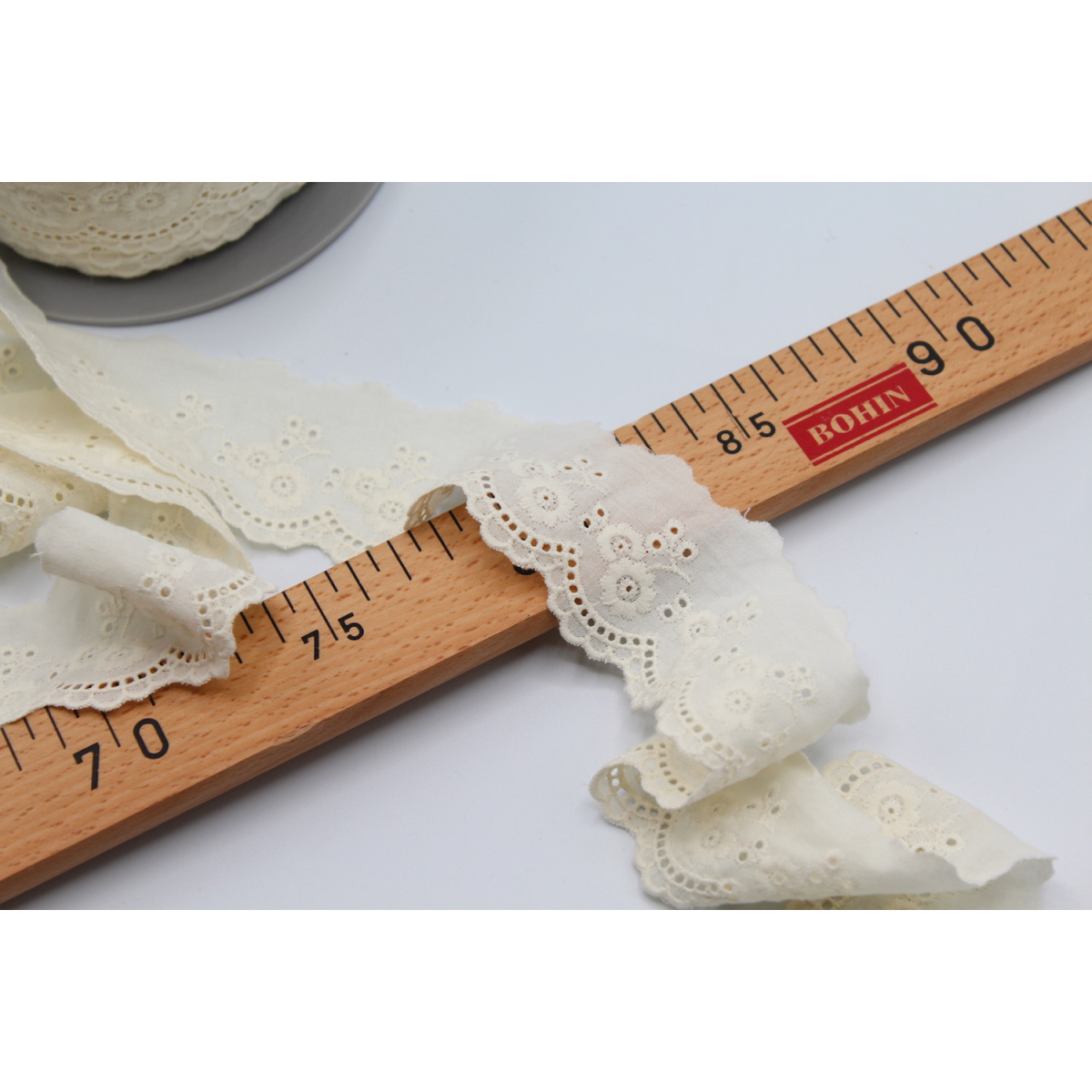 Galon coton broderie anglaise brodé écru 45mm x 1m Galon coton broderie anglaise brodé écru 45mm x 1m