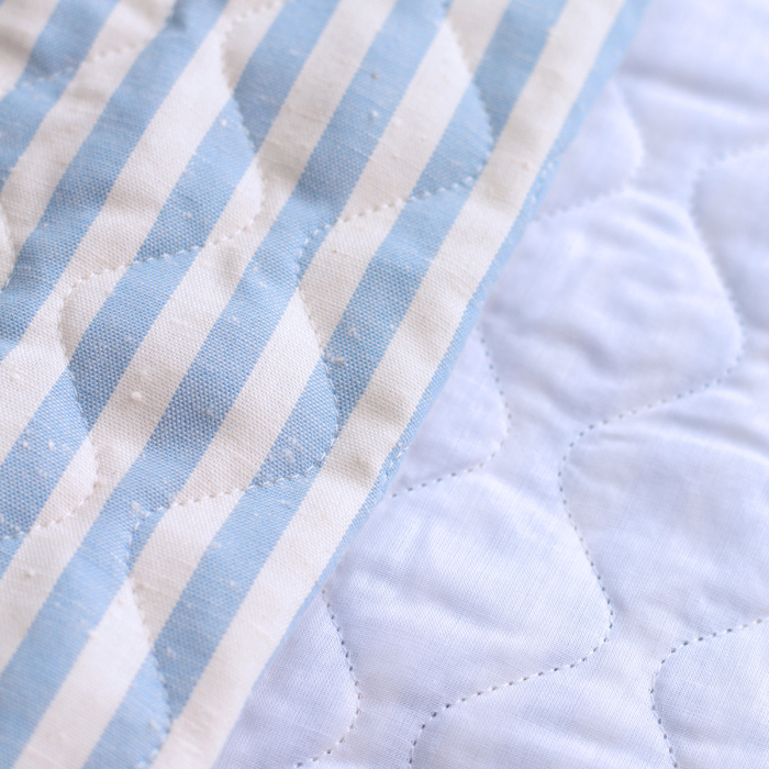 copy of Tissu matelassé coton chiné à rayures bleu marine / écru