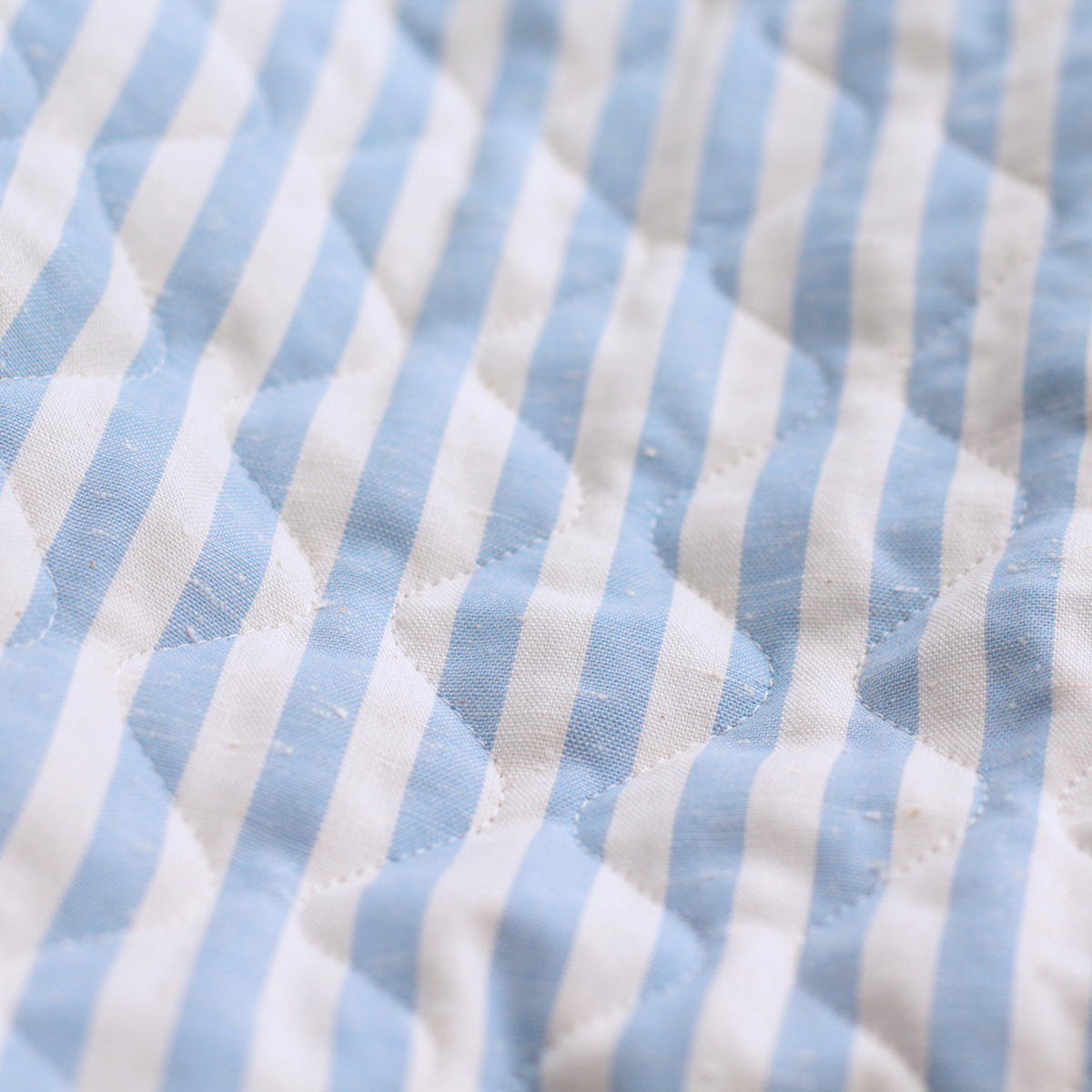 copy of Tissu matelassé coton chiné à rayures bleu marine / écru