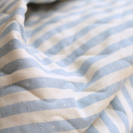 Tissu matelassé coton chiné à rayures bleu nuage / écru