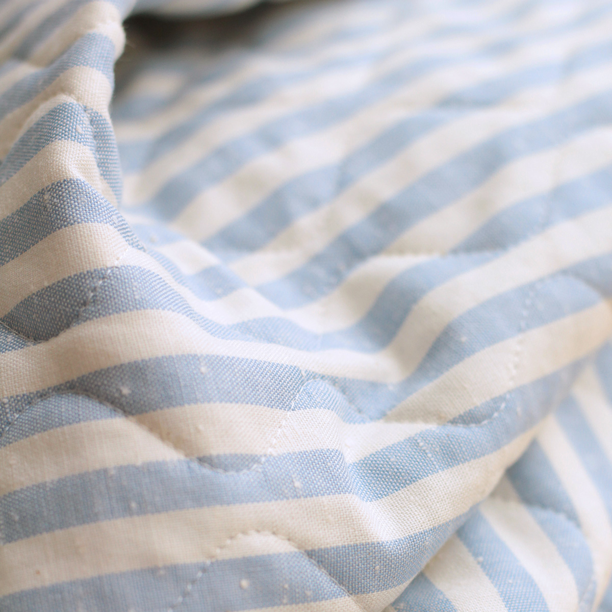 Tissu matelassé coton chiné à rayures bleu nuage / écru