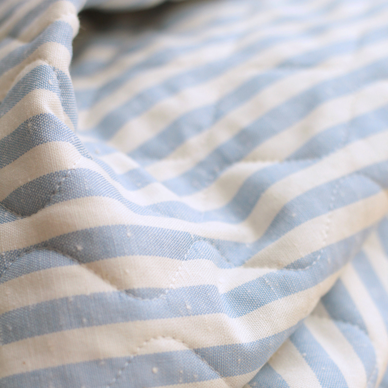 Tissu matelassé coton chiné à rayures bleu nuage / écru